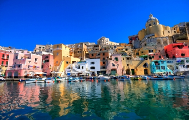 Procida, island in the italian sea coast, naples, italy(iStockphoto,Thinkstock)-652x415_17